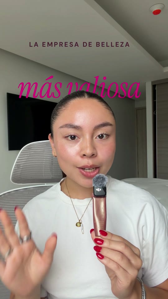 Naomi hablando a cámara con la palabra «más valiosa» detrás