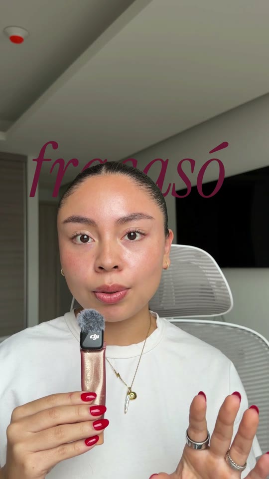 Naomi hablando a cámara con la palabra «fracasó» detrás